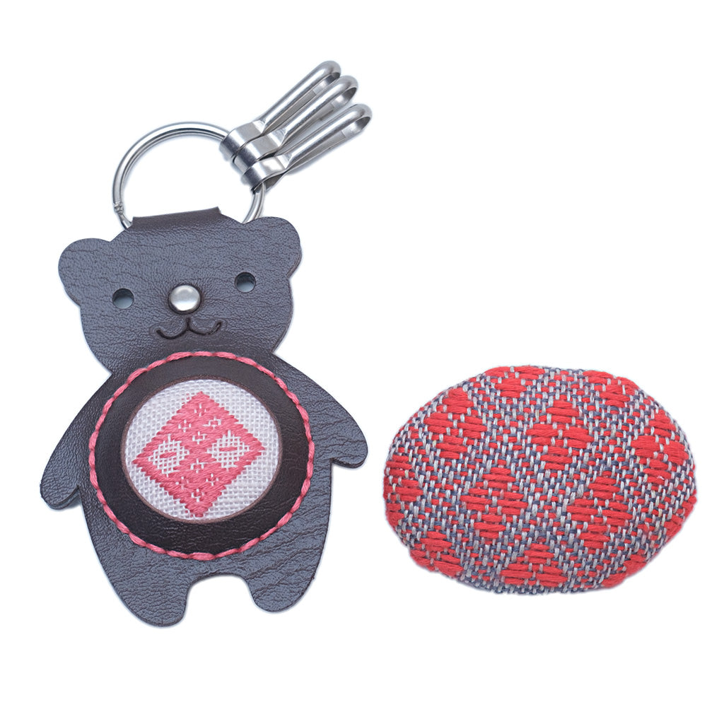 専用 トン吉様]くるみボタン 刺繍 フェルト ブローチ ストラップ 専用