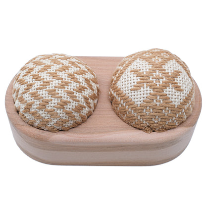 木の針さし<br>-にこまる-